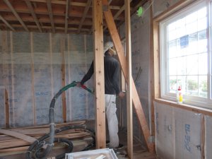 断熱材「セルロースファイバー」を隙間なく入れています。